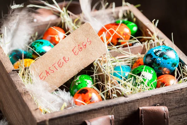 Ορτύκια και κότας τα αυγά για το Πάσχα στο παλιό ξύλινο κουτί — Φωτογραφία Αρχείου