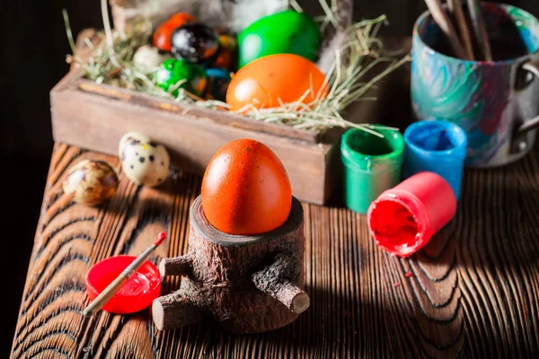 Ζωγραφική αυγά Πάσχας για το κόκκινο χρώμα με σανό και φτερά — Φωτογραφία Αρχείου
