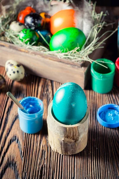 Huevos azules de Pascua con heno y plumas —  Fotos de Stock