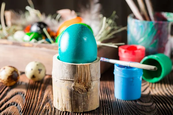 Decoración de huevos azul Pascua con heno y plumas —  Fotos de Stock