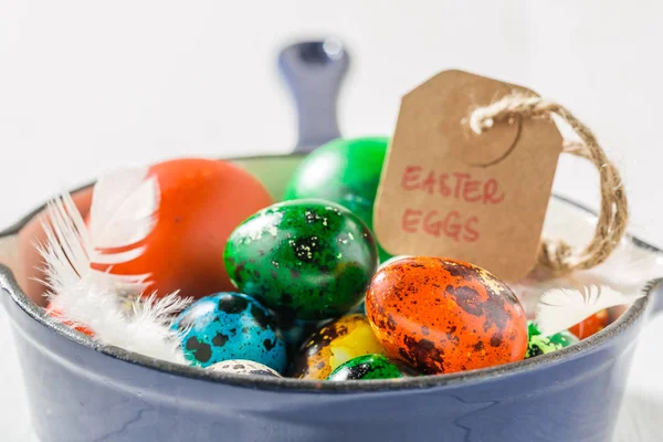 Closeup των πολύχρωμα Πασχαλινά αυγά σε τηγάνι μπλε — Φωτογραφία Αρχείου