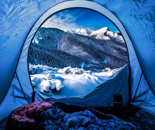Vista da tenda para as Montanhas Tatra no inverno — Fotografia de Stock