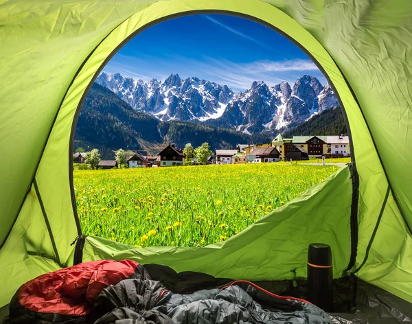 Вид из палатки в деревню Госау в австрийских Альпах — стоковое фото