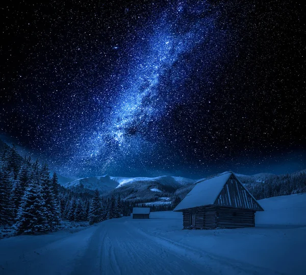 Droga Mleczna, domki i zaśnieżonej drodze w nocy, Tatry — Zdjęcie stockowe