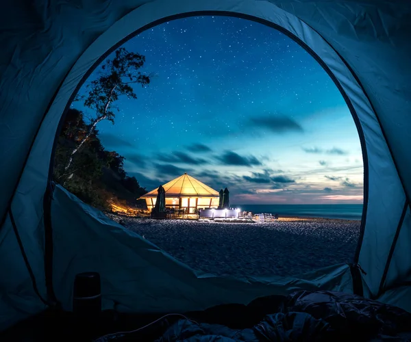 Tenda in spiaggia in estate di notte con stelle — Foto Stock