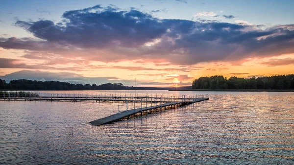 Atemberaubender Sonnenuntergang am See mit dynamischem Himmel, Polen — Stockfoto