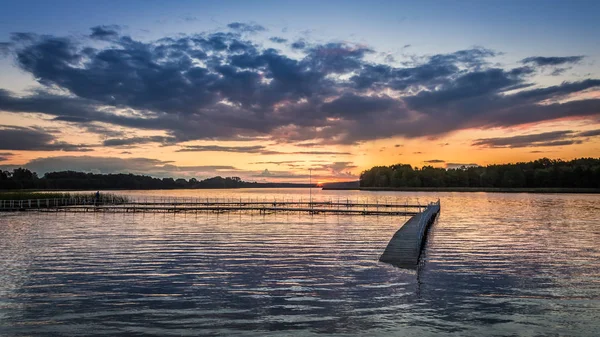 Dynamische hemel en zonsondergang aan het meer in de zomer, Polen — Stockfoto