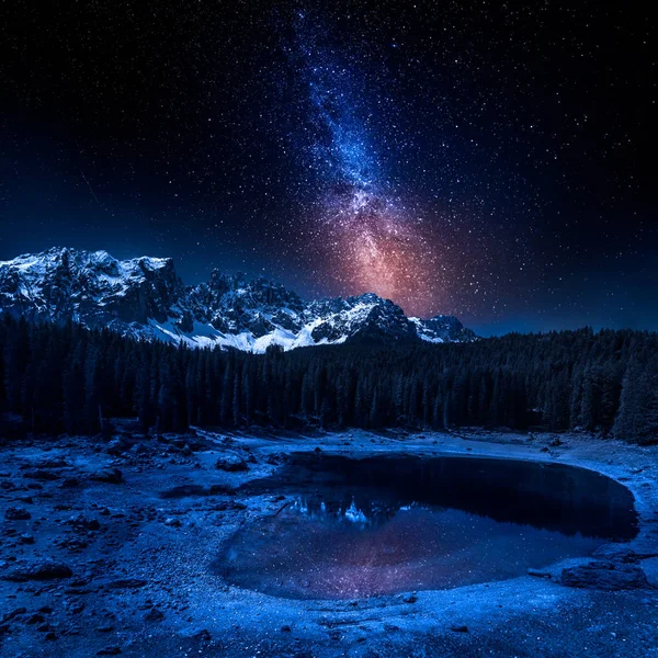 Mléčná dráha a Carezza jezero v Dolomitech v noci, Itálie — Stock fotografie