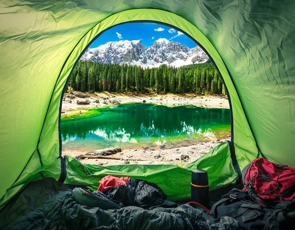 Vista desde tienda de campaña en el lago de montaña Carezza, Alpes, Italia, Europa — Foto de Stock