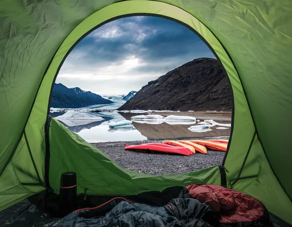 Camper au bord d'un lac glaciaire en montagne avec kayak, Islande — Photo