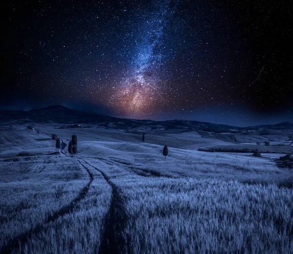 天の川とトスカーナ州、イタリアの小麦のフィールド — ストック写真