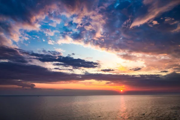Färgsprakande solnedgång över lugna havet på sommaren med sun beam — Stockfoto