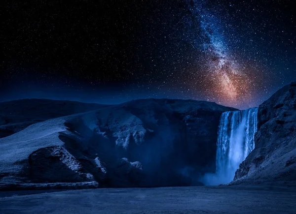 Susu cara dan spektakuler Skogafoss air terjun di Islandia — Stok Foto