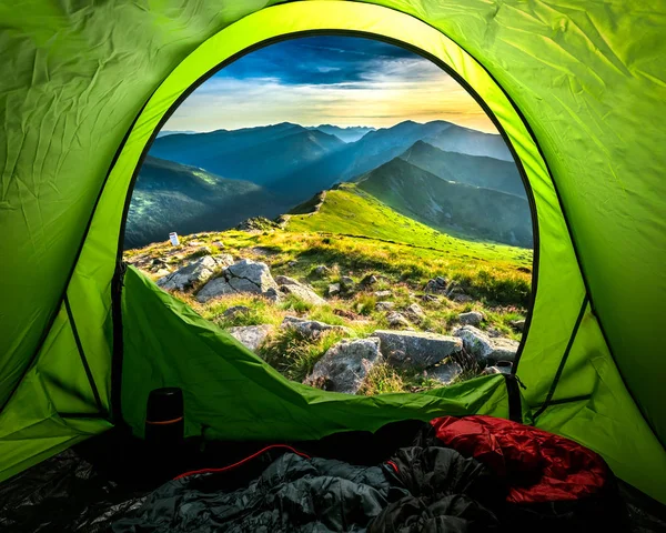 Vue de la tente aux montagnes en été au coucher du soleil, Pologne — Photo