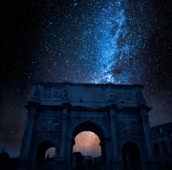 Famoso arco trionfale a Roma di notte con stelle, Italia — Foto Stock