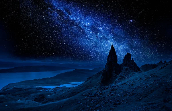Vía Láctea sobre Viejo de Storr en la noche, Escocia — Foto de Stock