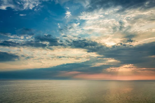 Pôr do sol colorido sobre o mar calmo no verão, Europa — Fotografia de Stock