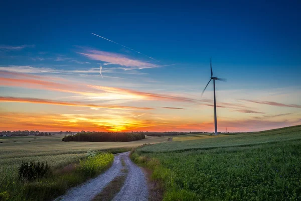 夏季绿色领域风力涡轮机令人惊叹的黄昏 — 图库照片