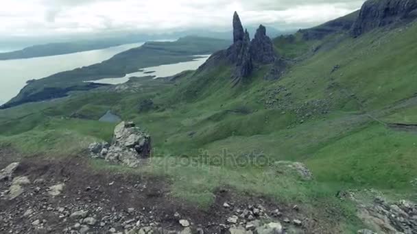 Superbes et célèbres montagnes Old Man of Storr en Écosse, Europe — Video