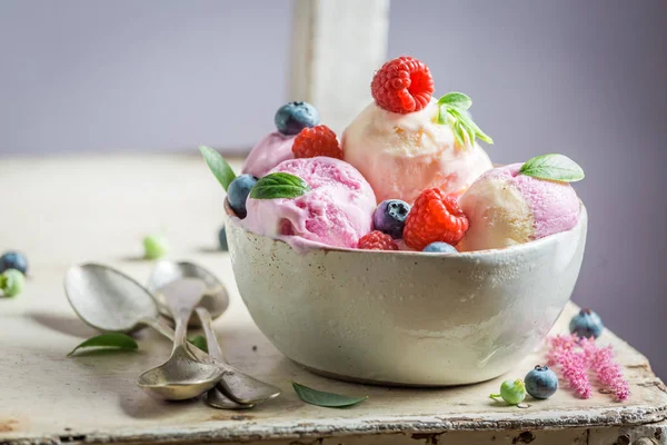 Zoete ijs gemaakt van vers fruit en melk — Stockfoto