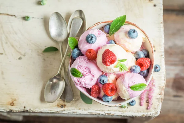 新鮮なベリー フルーツと甘いアイスクリームのクローズ アップ — ストック写真