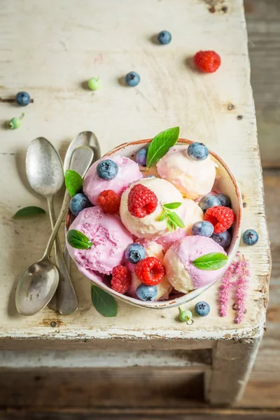 Homemade ice cream with blueberries and raspberries — Stock Photo, Image