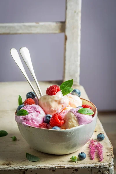 Lekker ijs gemaakt van fruit en yoghurt — Stockfoto