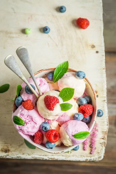 Soczysty lody z owocami i jogurtem — Zdjęcie stockowe