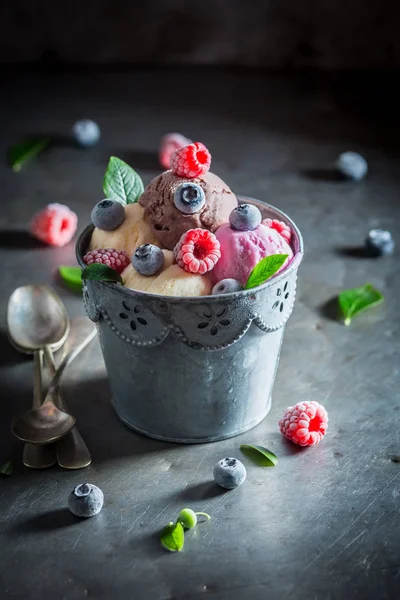 Gelato delizioso a base di frutta fresca e latte — Foto Stock