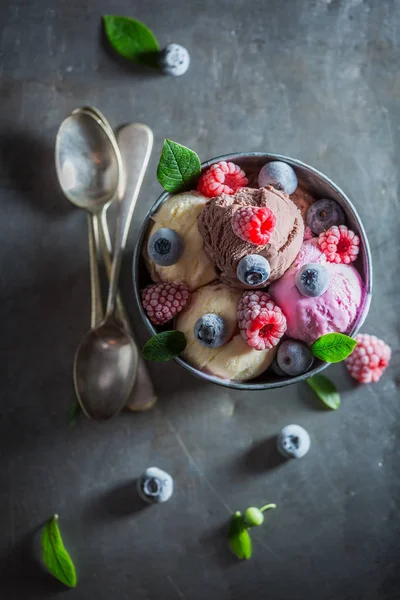 Lato lody z owocami i jogurtem — Zdjęcie stockowe