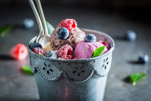 Šťavnatá zmrzlina s borůvkami a malinami — Stock fotografie