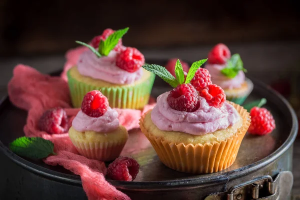 Frischer und süßer Himbeermuffin mit Beeren und rosa Sahne — Stockfoto