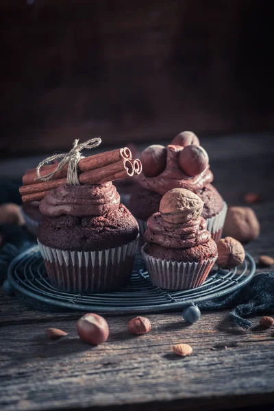 Смачний коричневий кекс з шоколаду, вершків та горіхів — стокове фото