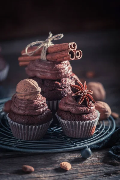 Close-up van cupcake met chocolade, noten, bruine crème — Stockfoto