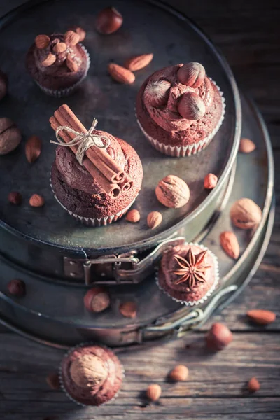 Cupcake al cioccolato fatto in casa e dolce con noci e panna — Foto Stock