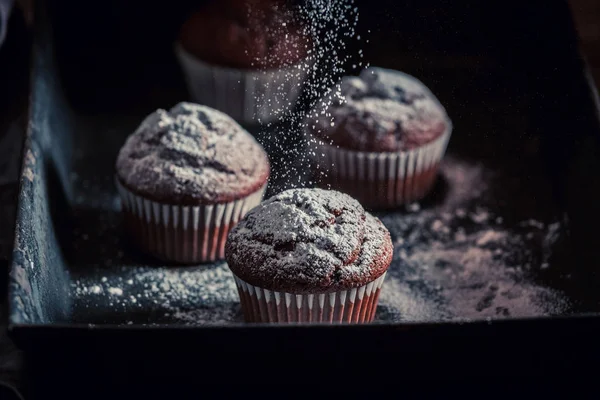 Muffin marrom fresco e saboroso em uma velha bandeja de cozimento — Fotografia de Stock