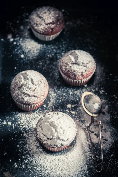 Lekker en zoet bruin muffin met poedersuiker — Stockfoto