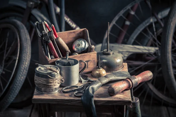 Servicio de reparación de bicicletas vintage con herramientas, ruedas y tubo — Foto de Stock