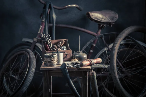 Oficina de reparação de bicicletas antigas com bomba, remendo de borracha e cola — Fotografia de Stock