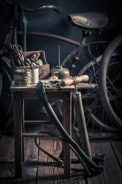 Serviço de conserto de bicicleta velha com ferramentas, rodas e tubo — Fotografia de Stock