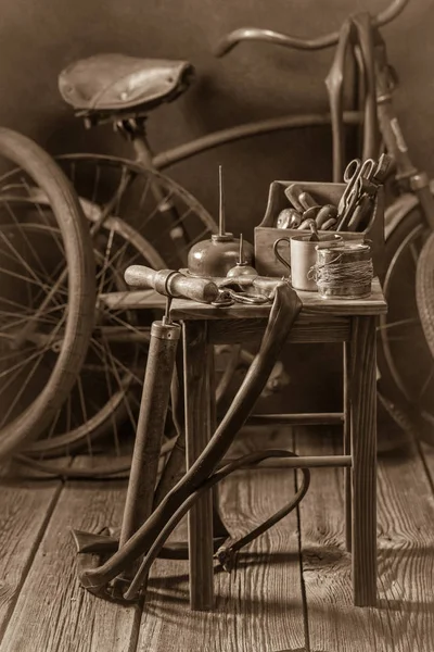 Oficina de reparação de bicicletas com ferramentas, rodas e tubo — Fotografia de Stock