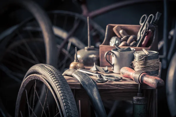 Servicio de reparación de bicicletas con herramientas, ruedas y tubo —  Fotos de Stock