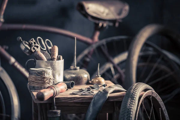 Oldtimer-Fahrradwerkstatt mit Pumpe, Gummiaufnäher und Kleber — Stockfoto