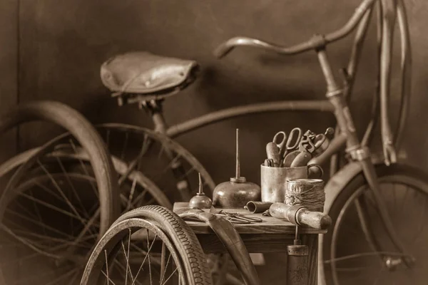 빈티지 자전거 바퀴, 도구, 및 고무 패치 수정 서비스 — 스톡 사진