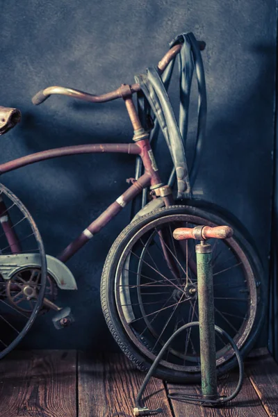 고무 패치, 도구와 바퀴 작은 자전거 수리 워크숍 — 스톡 사진