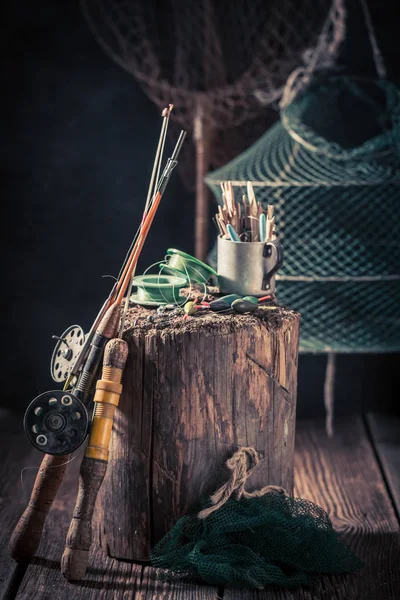 수레, 후크, 막대와 오래 된 낚시 장비 — 스톡 사진