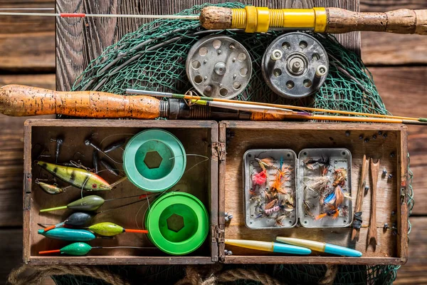 Équipement de pêcheur rétro avec filet, tiges et flotteurs — Photo