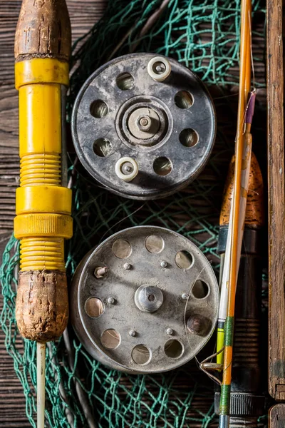 Equipo viejo del pescador con moscas, flotadores y varillas —  Fotos de Stock