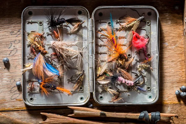 Retro net, çubuklar ve yüzen balık tutma donatımı — Stok fotoğraf