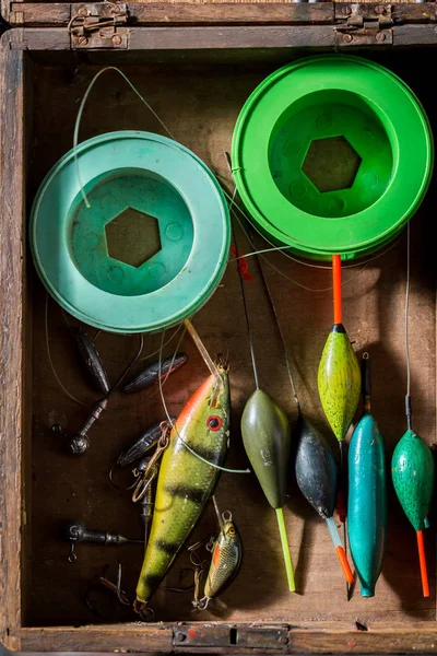 Fiskeredskap med fiskespö och lockar — Stockfoto